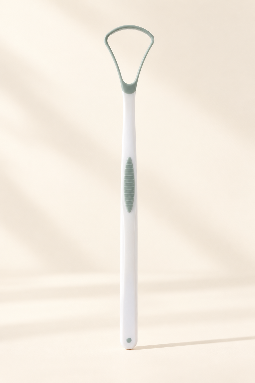 Gratte-langue gris-vert sur fond crème