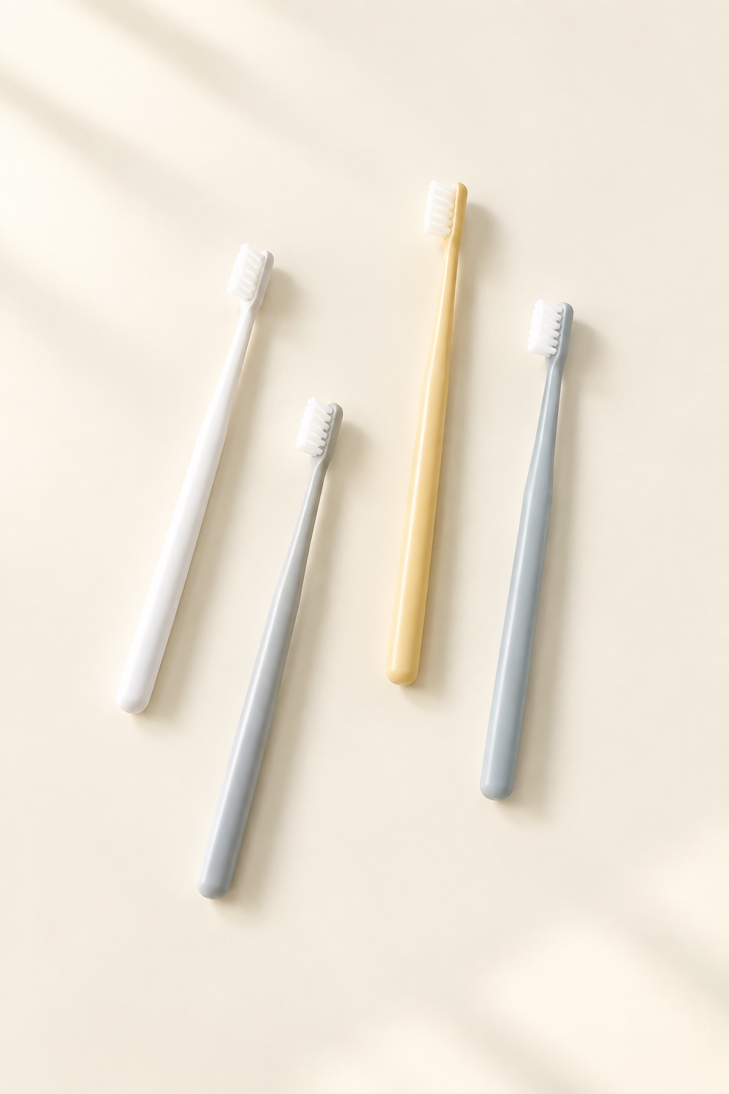 Quatre brosses à dents disposées à plat