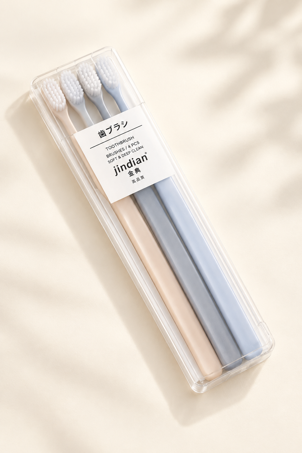 Coffret de quatre brosses à dents sur fond crème