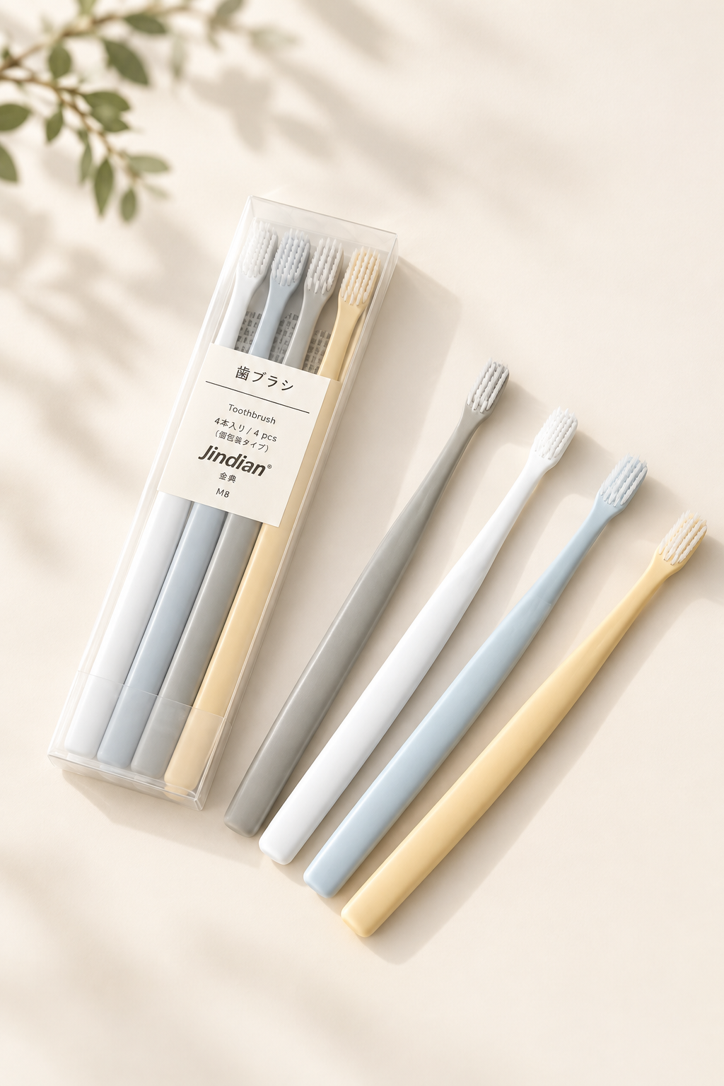 Lot de brosses à dents et emballage sur fond crème